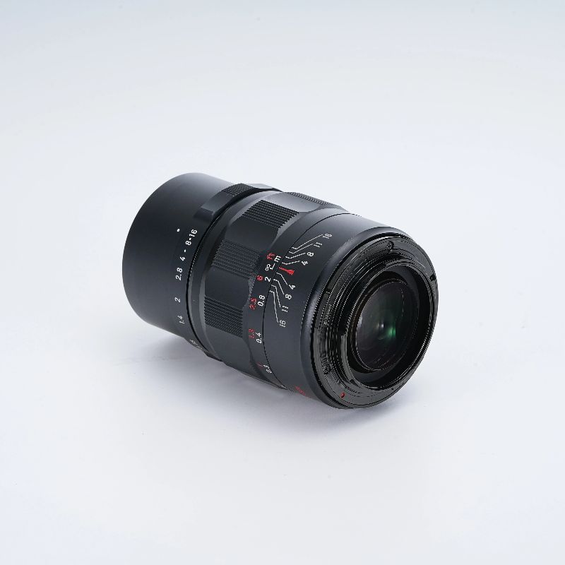 13-blade aperture smooth bokeh